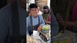Probando tacos de molleja en la central de abastos