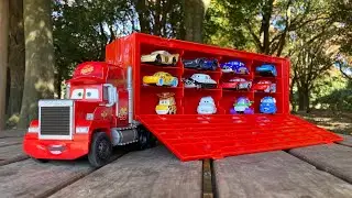 【トミカ カーズ】秋の公園で12台のディズニーカーズを探しに行くよ！☆どこにいるかな？あんなところにも、こんなところにも！みんな探してマックに収納だ！！
