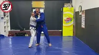 Countering double collar grip