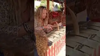mantap..bule main gamelan Indonesia
