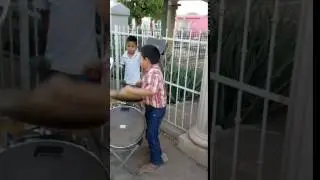 pipobal tocando la tambora