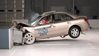 2006 Hyundai Sonata moderate overlap IIHS crash test