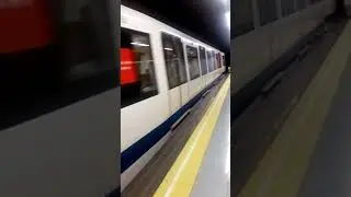 Trem chegando na esta&ccedil;&atilde;o retiro