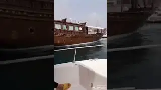 jalan-jalan naik kapal di laut qantab oman