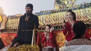Duet Spektakuler Dalang Seno dengan Sinden Cantik Sikus