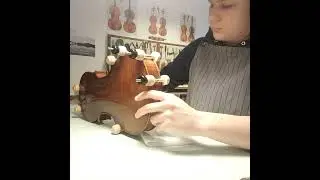 Incollaggio della fascia inferiore lato tavola (real time - diretta dal laboratorio)