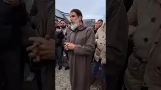 كلمة مؤثرة للشيخ رشيد نافع قبل دفن أمه رحمة الله عليها