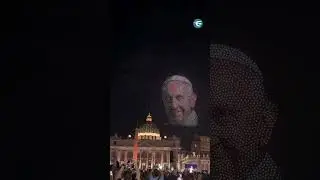 Espect&aacute;culo de drones en homenaje al Papa Francisco durante el concierto 