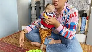 Lil DAM Very Stare Mom Enjoy Eating With He Feel Strange Food