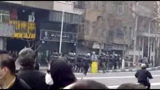 27 Dec 09 Tehran. Anti riot police running away from protesters