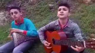 Aya Ɛessas n tala de Sliman Azem chantée par deux jeunes garçons