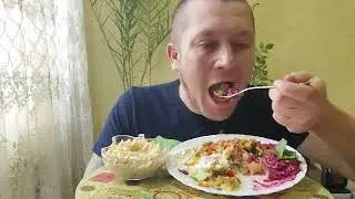 МУКБАНГ/ЕДА НА КАМЕРУ/ОБЗОР. ПЮРЕ, СВИНИНА С ОВОЩАМИ, САЛАТ ИЗ СВЁКЛЫ, МАРИНОВАННЫЙ ЛУК.ПРИЯТНОГО😋👍