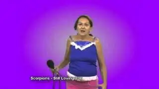 Velha tentando cantar em Ingl&ecirc;s