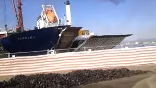 Il traghetto Elisabeth Russ spezza gli ormeggi di un'altra nave a Olbia