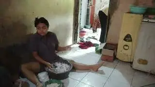 proses pembuatan adonan cimol untuk jualan||