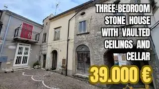 Three-bedroom stone house in good conditions, with vaulted ceilings and cellar. Schiavi D'Abruzzo