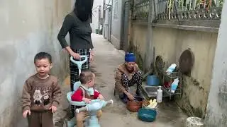 Bà chỉ cháu mẹo luộc ngô ngọt mà không cần bỏ thêm đường 