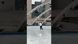 Ice skating vibes !! 🤩 #cool #toronto #nathanphillipssquare #downtown #iceskating #iceskatingfun