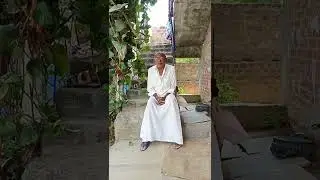 avakasam kosam chusthunaru..........peru gattu komariah.....uru...pidipelli