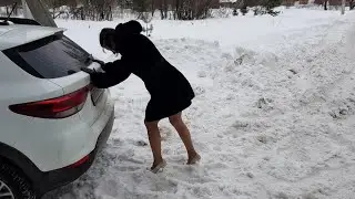 girl car stuck in high heels, nando muzi in snow, high heels in deep snow, stockings ripping (# 151)
