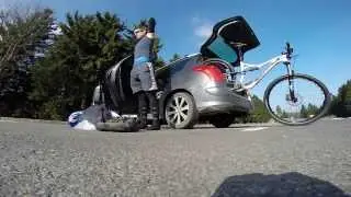 Echte M&auml;nner ziehen sich beim Training vor dem Auto um