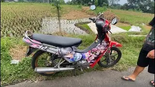 Aku mereview Supra Itasha temanku yang aneh (?) Honda Supra X 2001 yang di Kopling Manual Anime