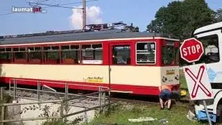 Milchtransporter kollidiert in Bad Wimsbach-Neydharting mit Lokalbahn-Triebwagen