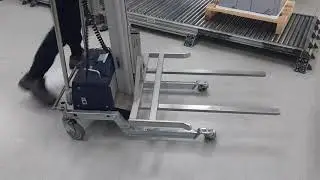 Mobiles Kleinhubger&auml;t mit Sondergabel zum Handling von Halb-Paletten