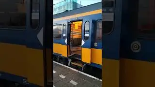 NS ICRMh Stam 16438 doors closing on Almere Centrum! #ns #icrm #train #doors