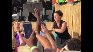 Sign language interpreter steals show at Snoop concert