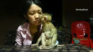 Dodo And Mama So Sweet While Eating Longsat Together, Dodo Talk To Mom