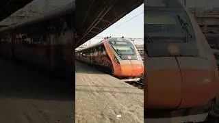 Vande Bharat Express Powerful Departure from Howrah Station 🚄🔥 | High Speed Train India