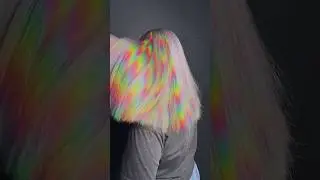 Сочетание глитча и блонда уже как не умирающая классика