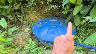 CAIXA DE AGUA MIERAL DENTRO DO MATO