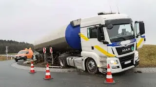 Lastwagenunfall in Kemnath: Trucker &uuml;bersieht Kreisverkehr und bleibt stecken