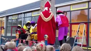 Sinterklaas op de Kerkewei. De pieten hebben luizen 5-12-2013