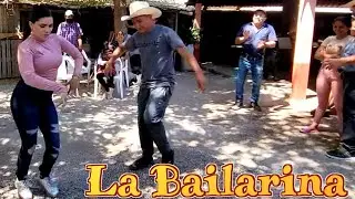 Alondra(Mexicana) le dá clases de baile sinaloense a Nano(Salvadoreño)