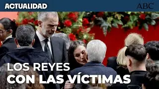 LOS REYES saludan a las familias de las VÍCTIMAS de ADAMUZ