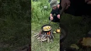 Картошка по рецепту выживальщика &mdash; теперь обычную есть не могу...#shorts #картошка #готовканакостре