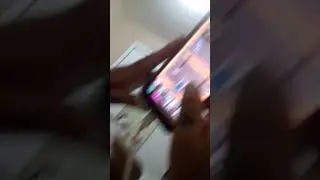 Primeira vez da minha m&atilde;e jogando clash royale