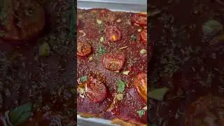 Pizza in teglia🍕con sugo di pomodoro,pomodorini,aglio,origano,e basilico. #pizza #pizzainteglia