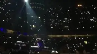 Chris Martin discovers a spider on his piano during Everglow (Milan July, 3)