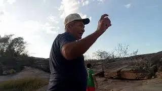 Pegando água para os porcos e mostrando o tanque na Granja Sítio Jati