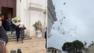 L’uscita della bara di Giulia dalla chiesa di Saonara, tra applausi e palloncini bianchi