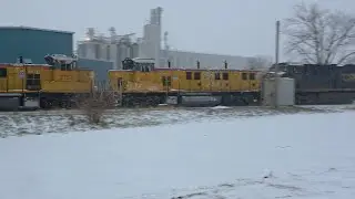 CSX с дизельным локомотивом Union Pacific NRE 3GS21B Genset, номер 2720 и 2752.