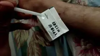 Tutorial meminum minuman dari kotak menggunakan sedotan