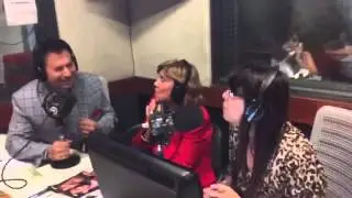 Luis Bremer Cantando en Detr&aacute;s de lo que Vemos