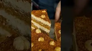 Бисквитный медовик с фундуком и сметанным кремом.