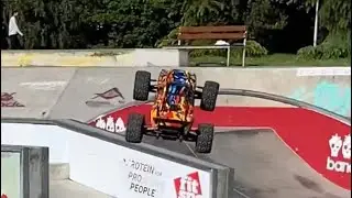 Traxxas rustler 4x4 vxl in the skatepark for the first time-BIG JUMPS AND STUNTS!🚀Traxxas skatepark