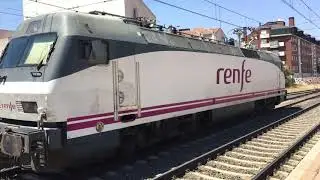 Locomotora 252-059-1 circulando aislada por la estaci&oacute;n de Alc&aacute;zar de San Juan